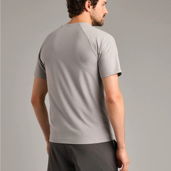 Rhone Reign Short Sleeve Tee Soft Sweat-Wicking NWT Heather Gray - Picture 2 of 7